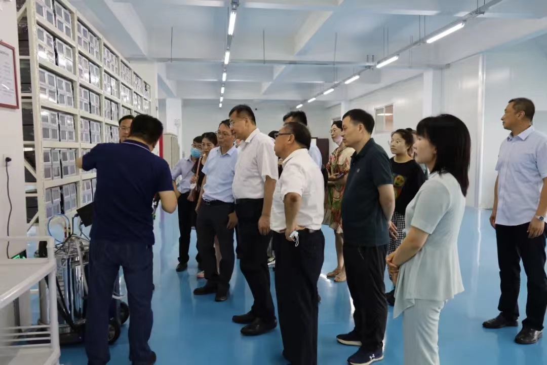 青島市科協(xié)主席帶領(lǐng)青島市級(jí)學(xué)會(huì)服務(wù)團(tuán)到萊西考察并到中邦指導(dǎo)工作